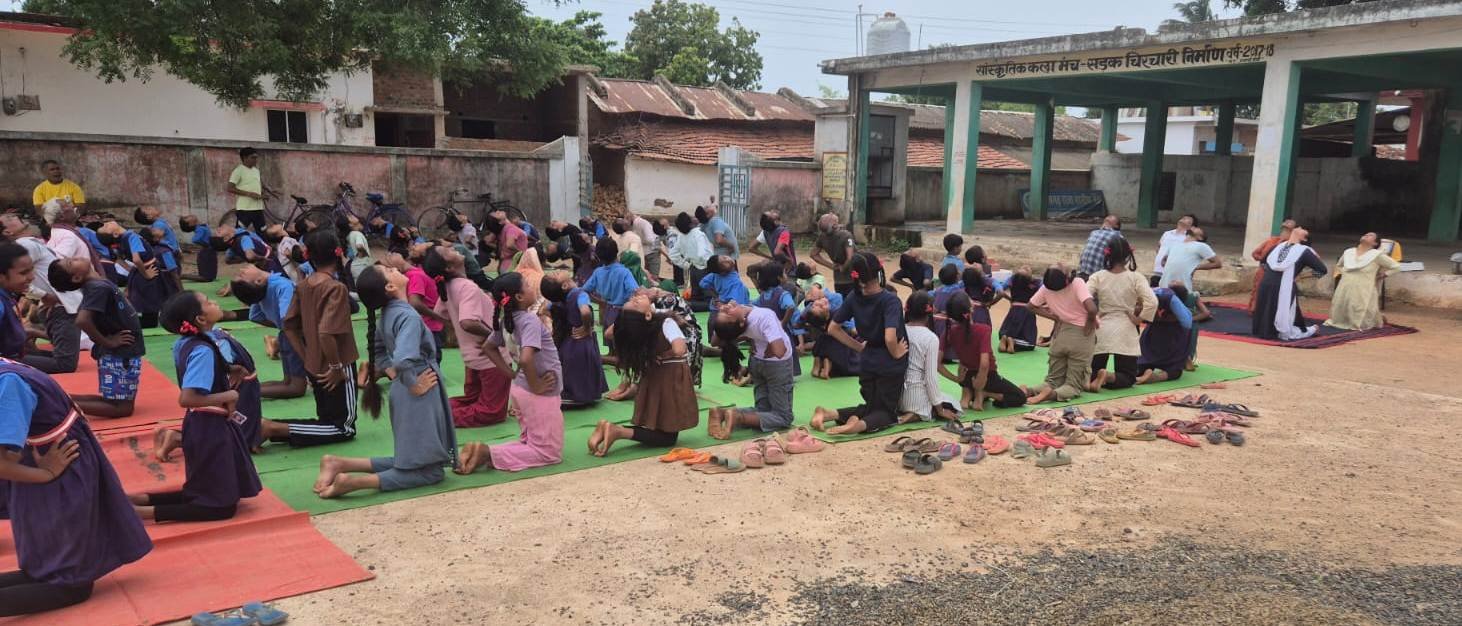आरोग्य मंदिर आयुष सड़क चिरचारी में योगाभ्यास के साथ दी जा रही शासकीय योजनाओं की जानकारी