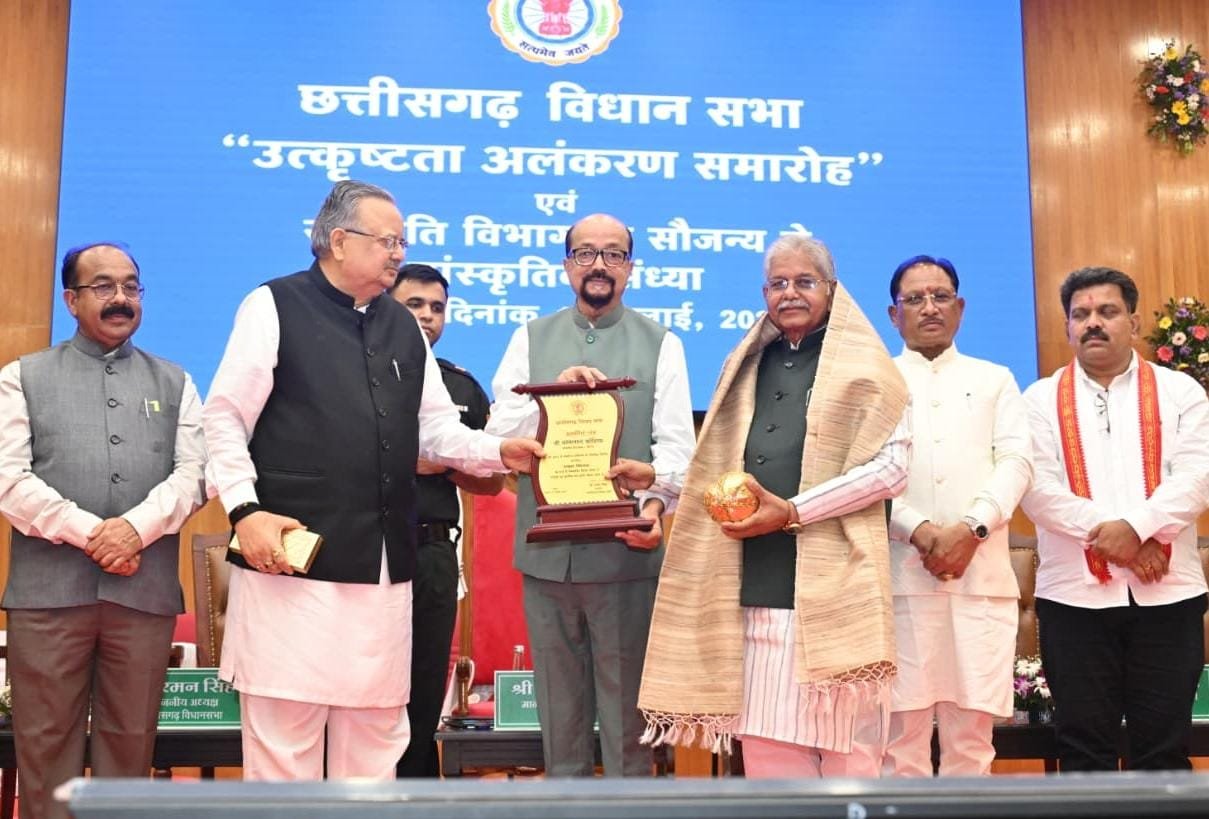 सत्ता पक्ष से धर्म लाल कौशिक,विपक्ष से राघवेंद्र उत्कृष्ट विधायक, प्रिंट मीडिया से  संत राम साहू  इलेक्ट्रॉनिक से राजेश राज,सौरभ उत्कृष्ट पत्रकार सम्मान