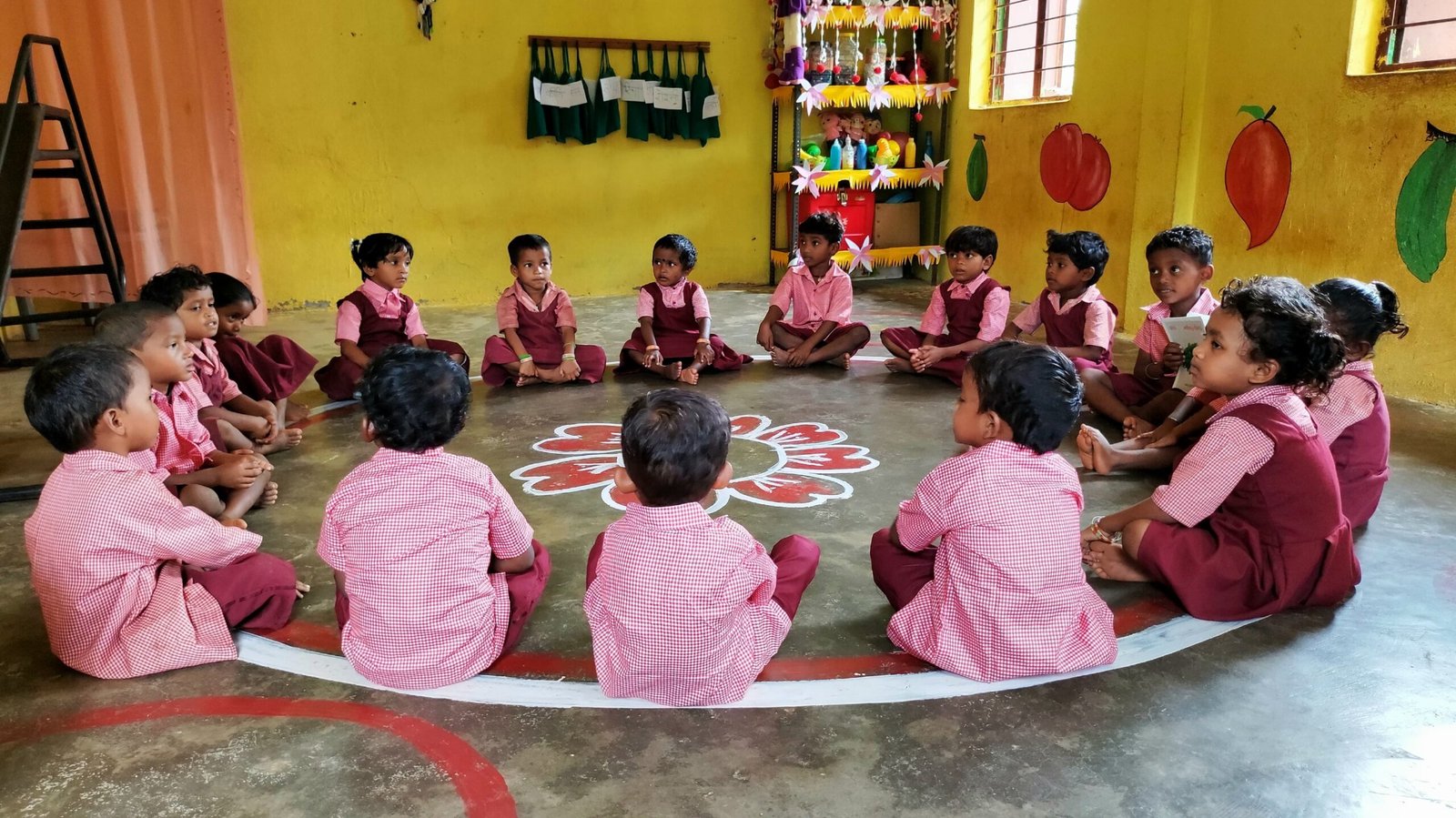 सुकमा के सुदूर अंचलों में नवाचार, खेल-खेल में मनोरंजक तरीके से सीख रहे हैं बच्चे