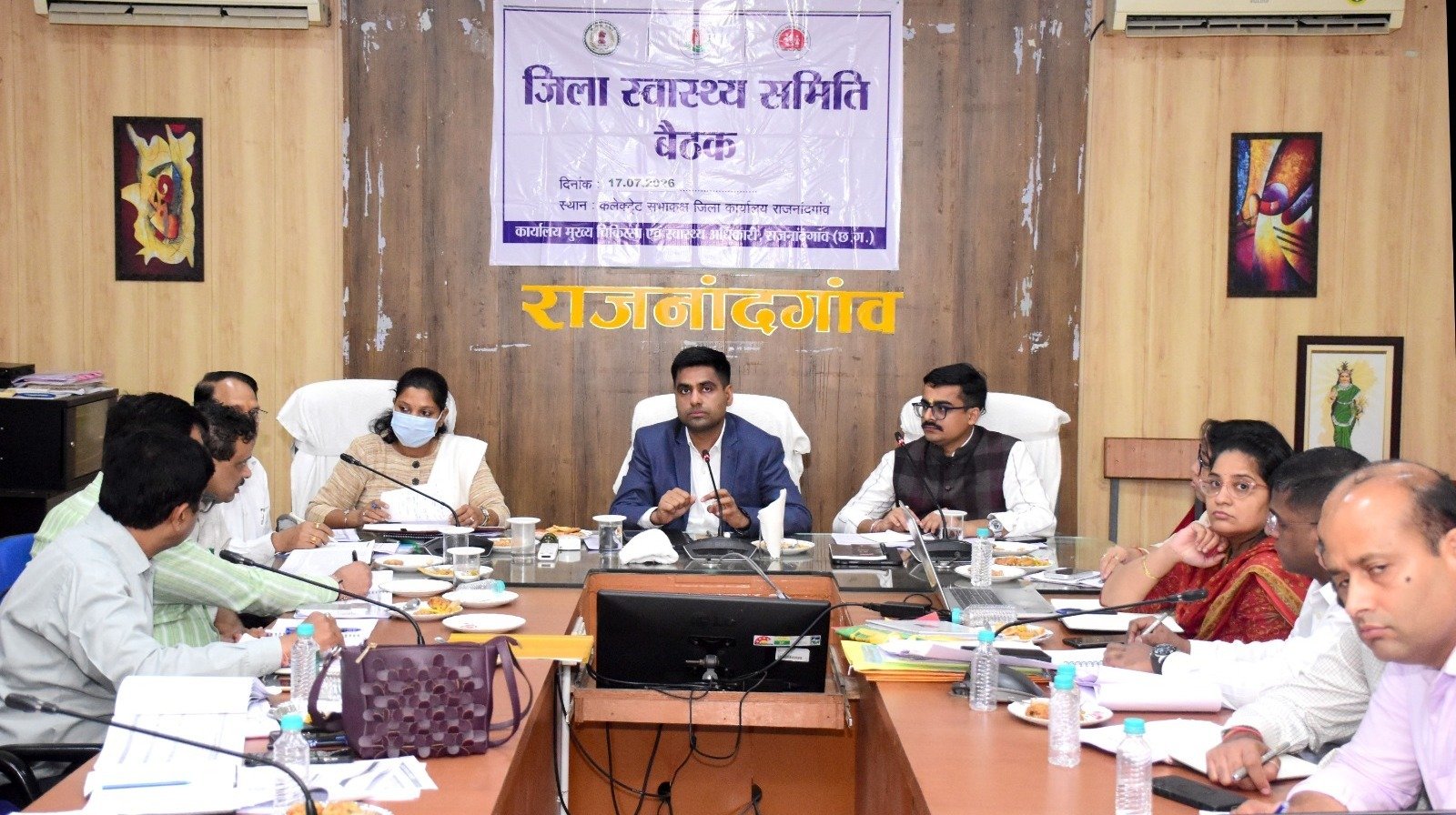जिले में मातृ एवं शिशु मृत्यु दर में कमी लाने समर्पित भाव से करें कार्य – कलेक्टर