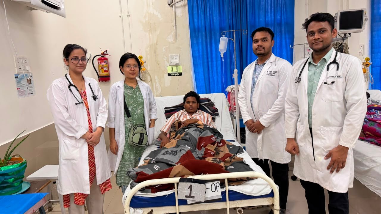 सिम्स बिलासपुर के चिकित्सकों की तत्परता से चाकू लगने से गंभीर घायल 15 वर्षीय किशोर को मिला नया जीवन