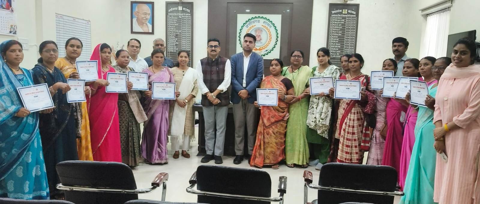 कलेक्टर ने उत्कृष्ट कार्य के लिए मितानिनों को किया सम्मानित