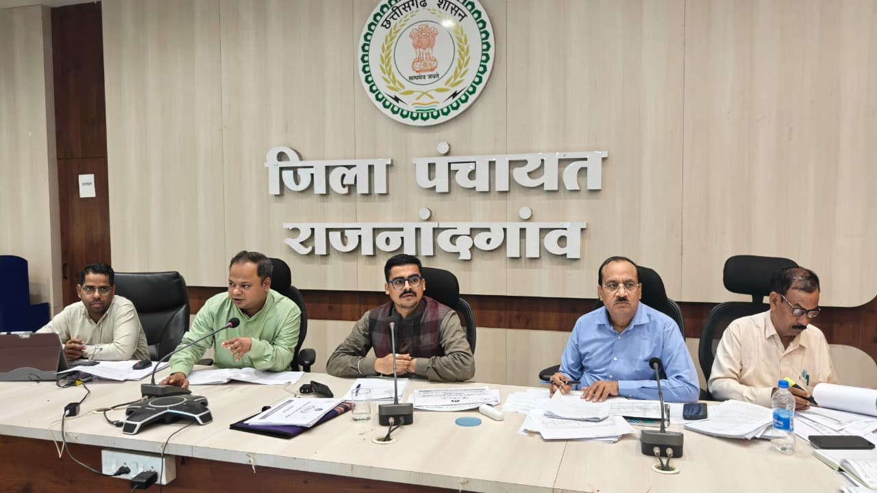 मुख्य कार्यपालन अधिकारी जिला पंचायत दुर्गा प्रसाद अधिकारी ने विभागीय योजनाओं की प्रगति की समीक्षा की