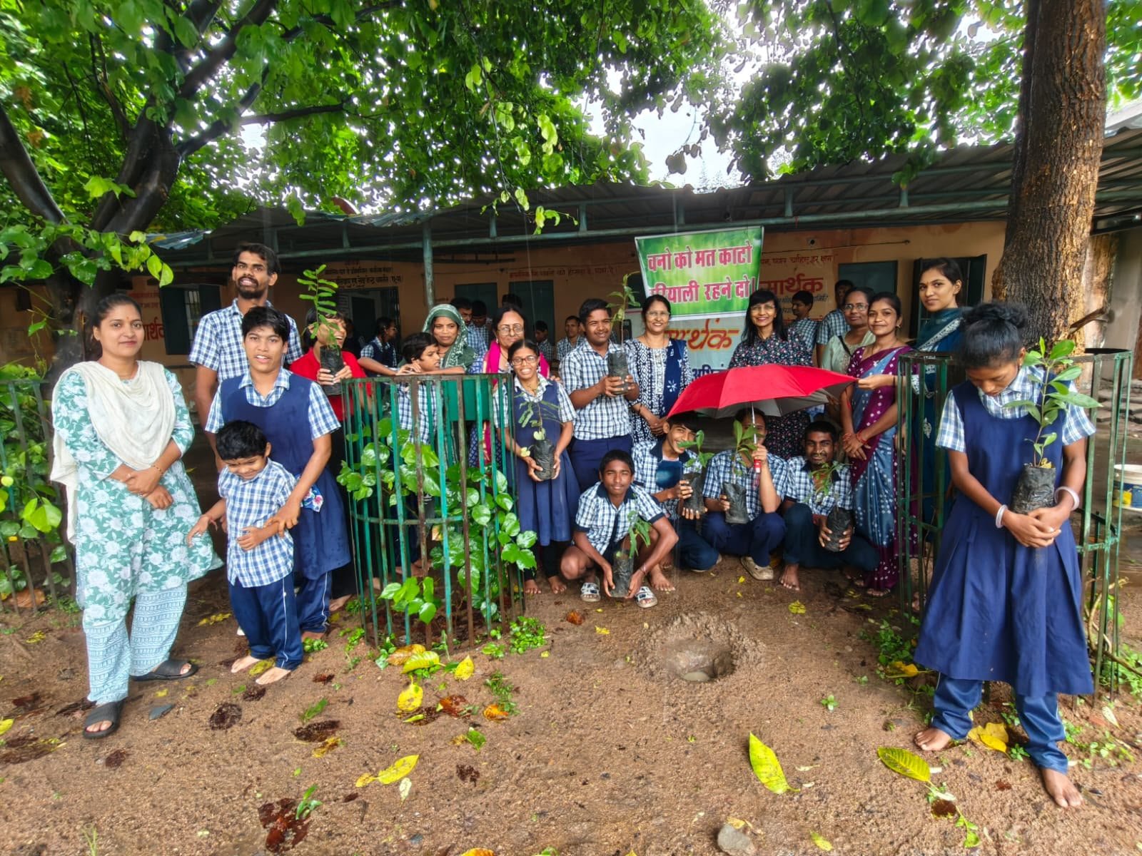 दिव्यांग बच्चों ने दिया पर्यावरण संरक्षण का संदेश, समाज कल्याण विभाग की संस्थाओं में हुआ वृक्षारोपण