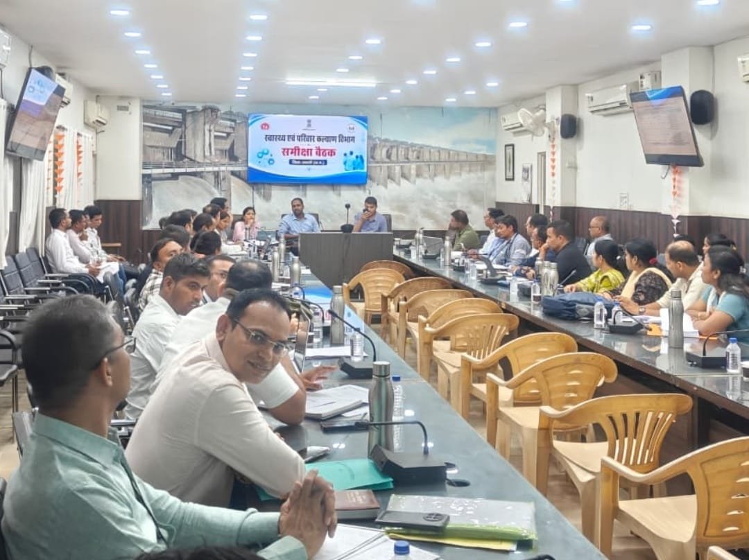 कलेक्टर अबिनाश मिश्रा ने की स्वास्थ्य योजनाओं की समीक्षा 