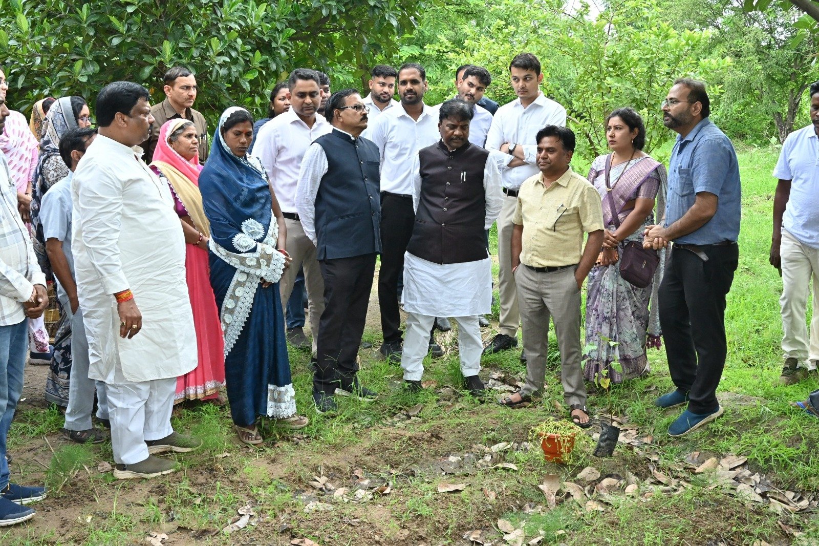 मंत्री केदार कश्यप ने पोटियाडीह में औषधीय खेती का किया अवलोकन, महिला समूहों को बताया आत्मनिर्भरता का सशक्त माध्यम