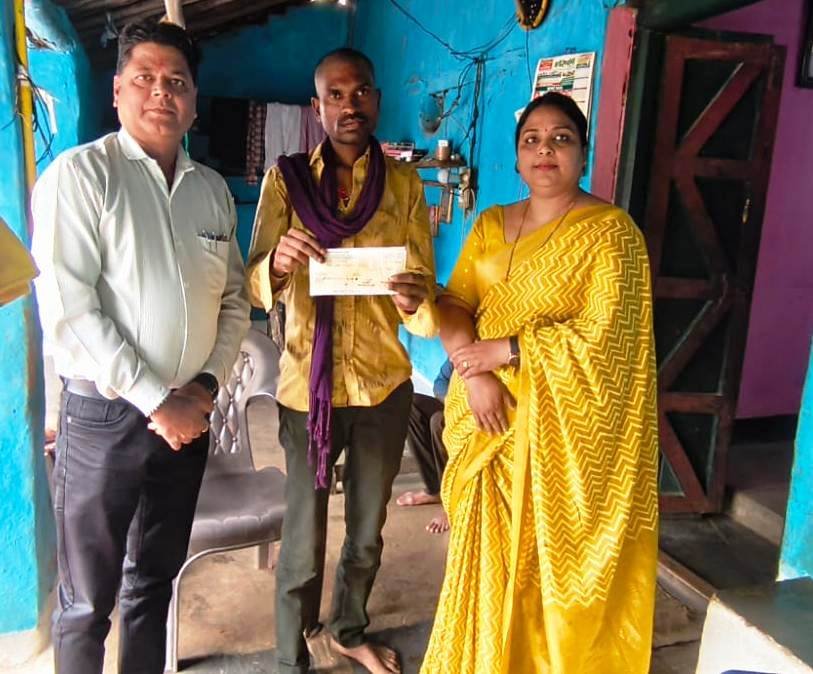 छत्तीसगढ़ छात्र सुरक्षा बीमा योजना के तहत परिजनों को एक-एक लाख रूपए का चेक प्रदान किया गया