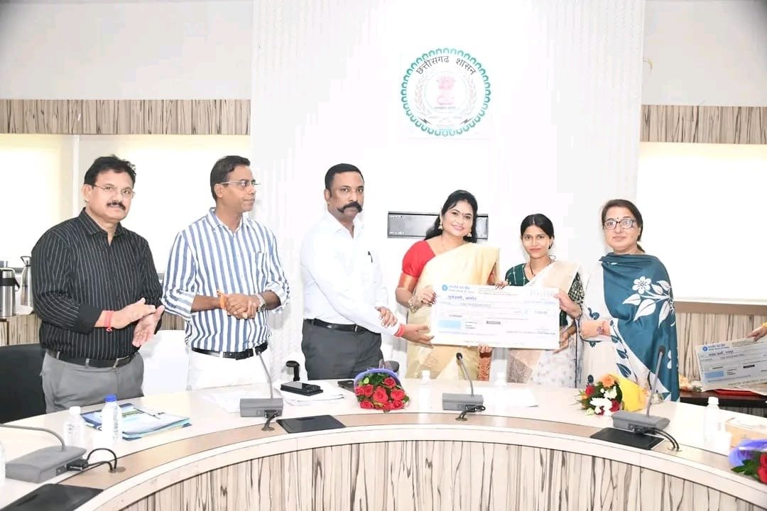 कलाकारों और साहित्यकारों के सम्मान-संवर्धन की दिशा में बड़ा कदम, संस्कृति विभाग ने वितरित किए सहायता एवं छात्रवृत्ति राशि के चेक