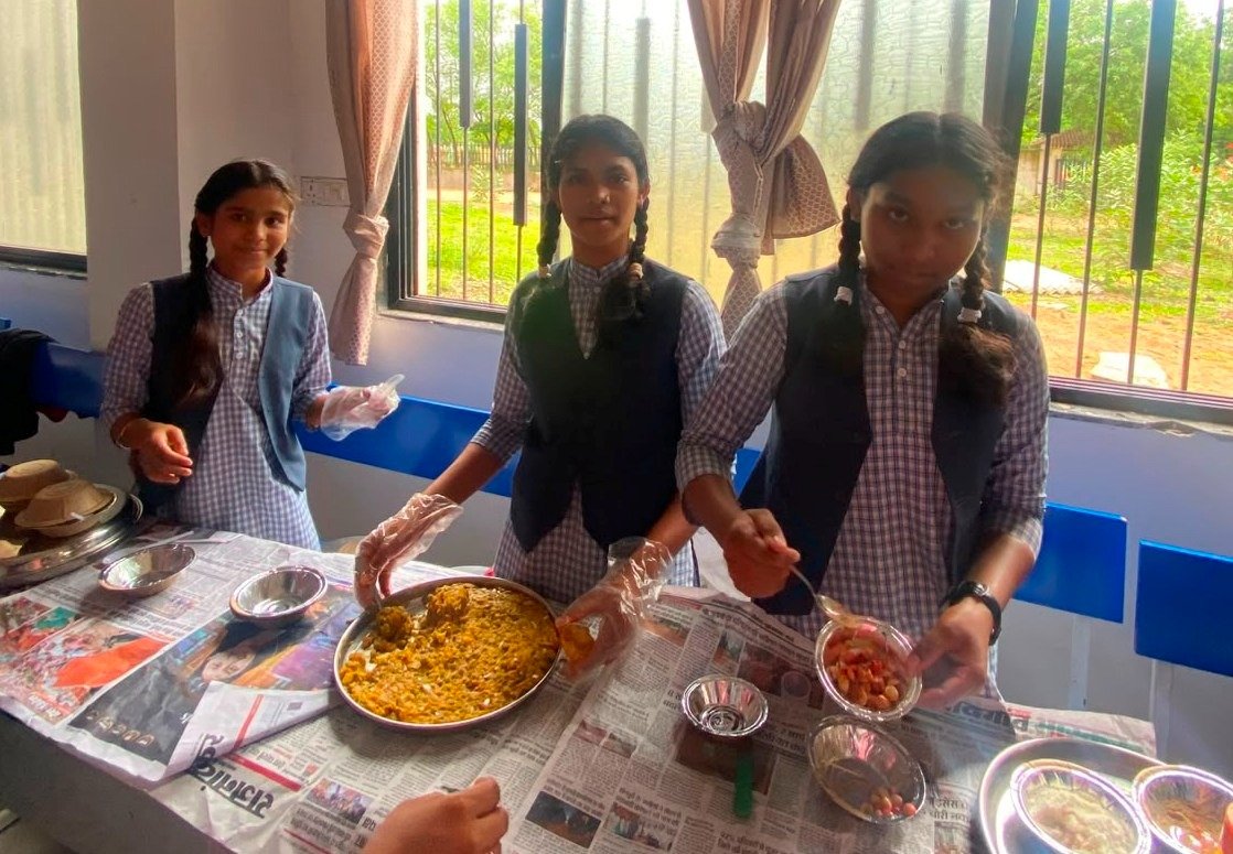 प्रयास आवासीय विद्यालय के विद्यार्थियों द्वारा लगाया गया फूड स्टॉल