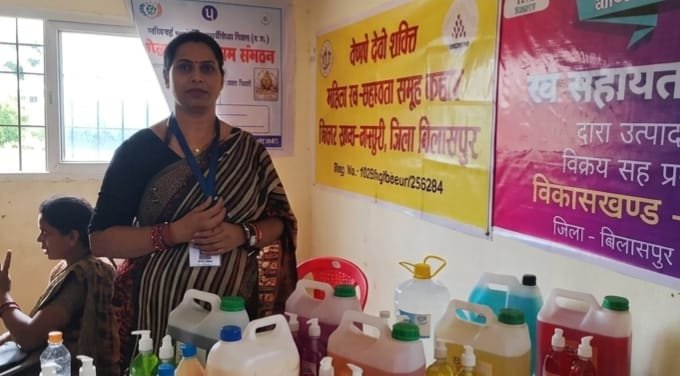 उद्यमिता से बदल रहीं अपनी तकदीर  *महिला स्व सहायता समूह बना ग्रामीण विकास की प्रेरक मिसाल