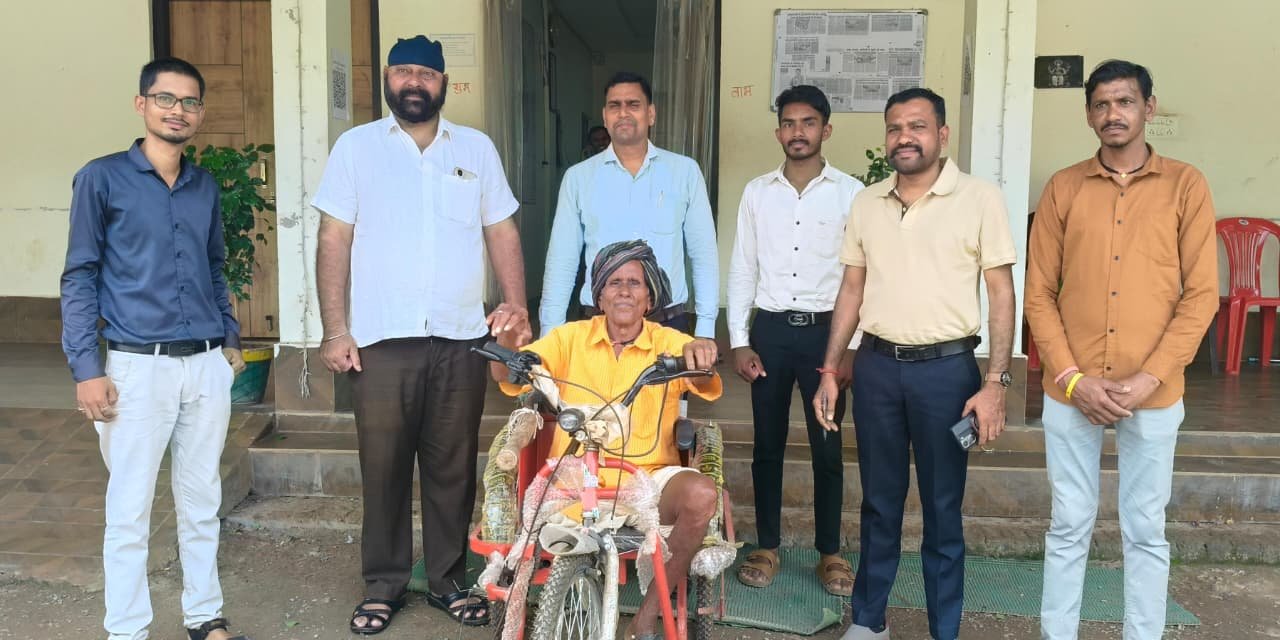 उप मुख्यमंत्री विजय शर्मा की पहल से दिव्यांग समझराम साहू को मिली बैटरी चलित मोटराइज्ड ट्रायसायकल