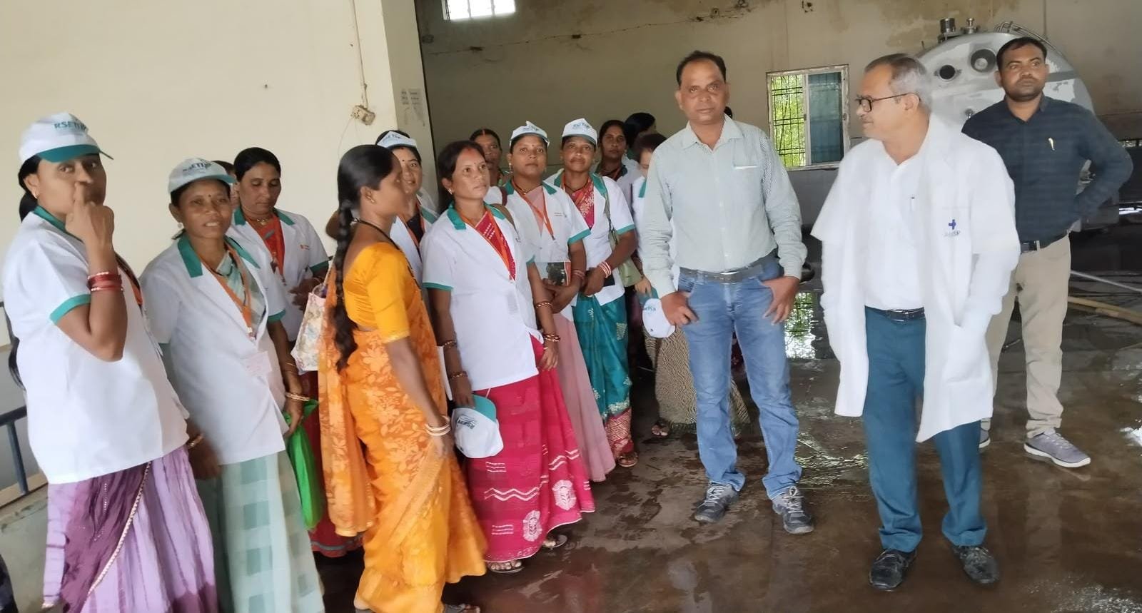धमतरी की ‘पशु सखियाँ’ बनीं आधुनिक पशुपालन की ध्वजवाहक