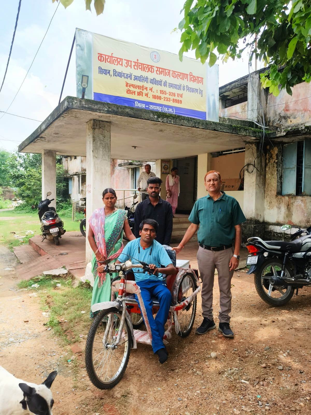 मुख्यमंत्री हेल्पलाइन 1076 बनी दिव्यांगों के लिए सहारा, अजय को मिली मोटराइज्ड ट्रायसाइकिल