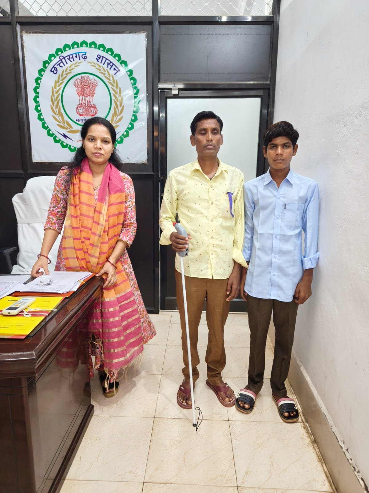 दृष्टिबाधित योगेश जंघेल को मिली स्मार्ट छड़ी, जिला प्रशासन की पहल से मिला सहारा