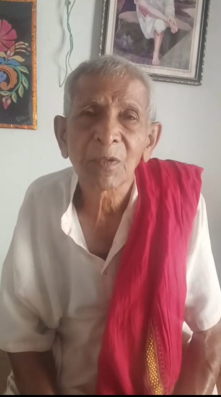 85 की उम्र में भी स्वच्छता का जज्बा बरकरार: तिरिथ राम साहू बना रहे गांव को प्लास्टिक मुक्त