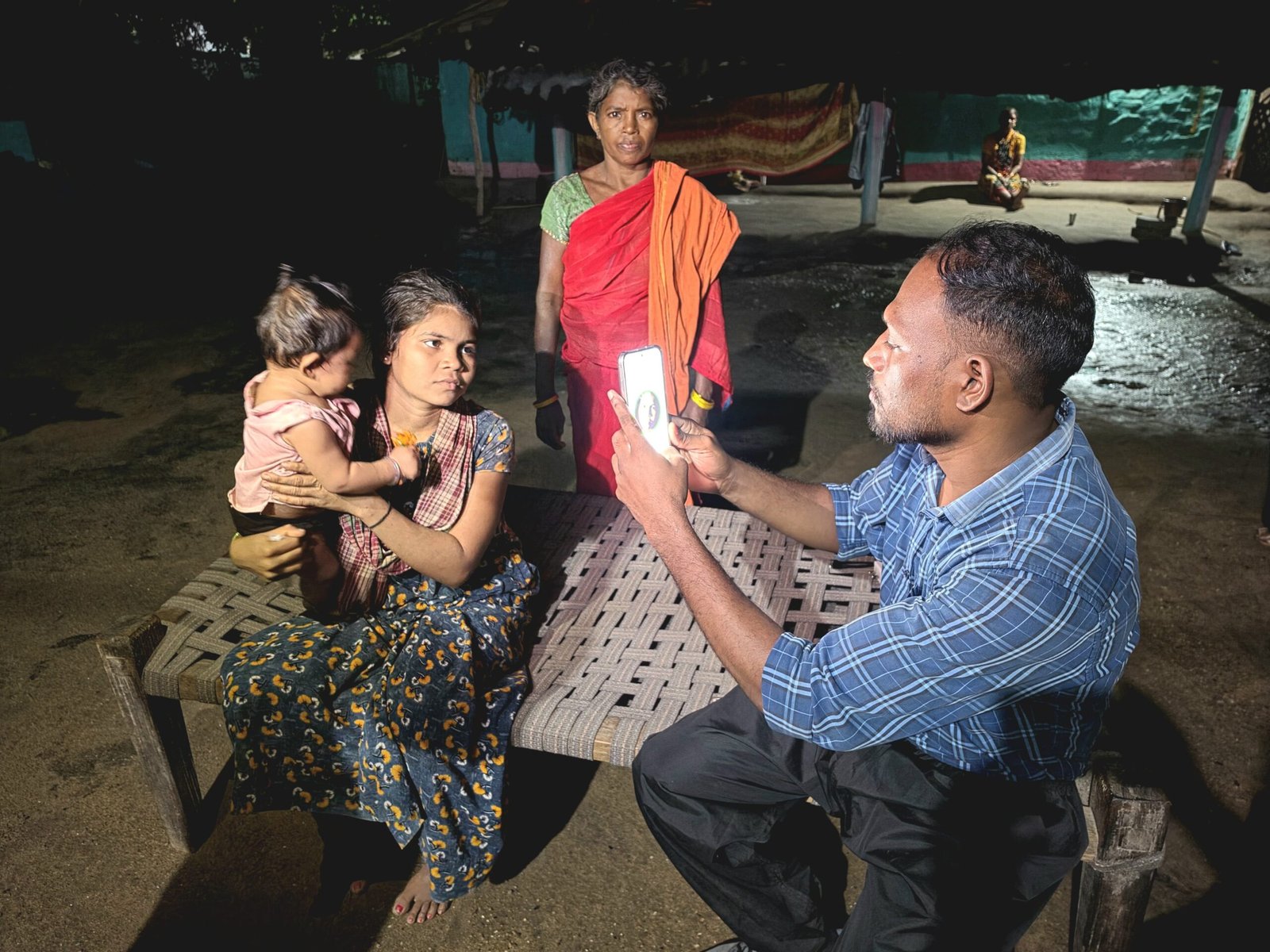 अंधेरी रात, मूसलाधार बारिश और टॉर्च की रोशनी में पहुंचा स्वास्थ्य सुरक्षा का भरोसा