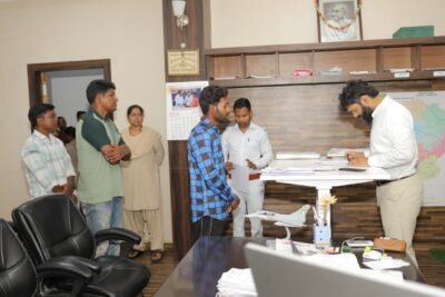 कलेक्टर रोहित व्यास ने जनदर्शन में सुनी लोगों की समस्याएं आवेदनों के गुणवत्तापूर्ण निराकरण एवं समस्याओं के त्वरित समाधान के दिए निर्देश