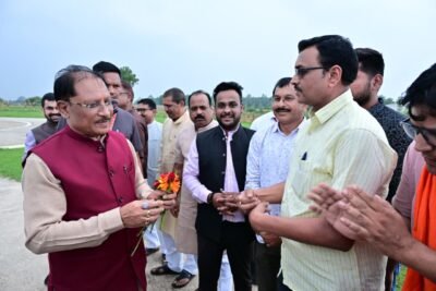 मुख्यमंत्री विष्णुदेव साय बगिया पहुंचे, हेलीपैड पर हुआ आत्मीय स्वागत