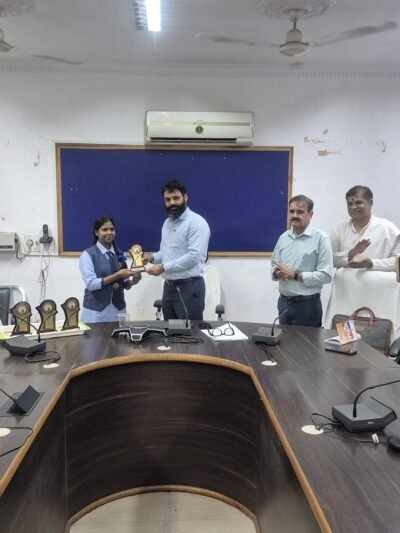 कलेक्टर रोहित व्यास ने विद्यार्थी विज्ञान मंथन स्टेट लेवल कैंप रायपुर में शिरकत किए 07 विद्यार्थियों को किया सम्मानित।