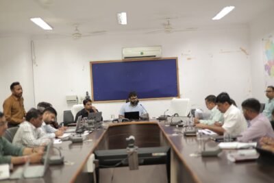 कलेक्टर  रोहित व्यास ने ग्राम पंचायतों में संचालित विकास योजनाओं की प्रगति की समीक्षा की समय-सीमा में गुणवत्तापूर्ण कार्य करने के दिए निर्देश