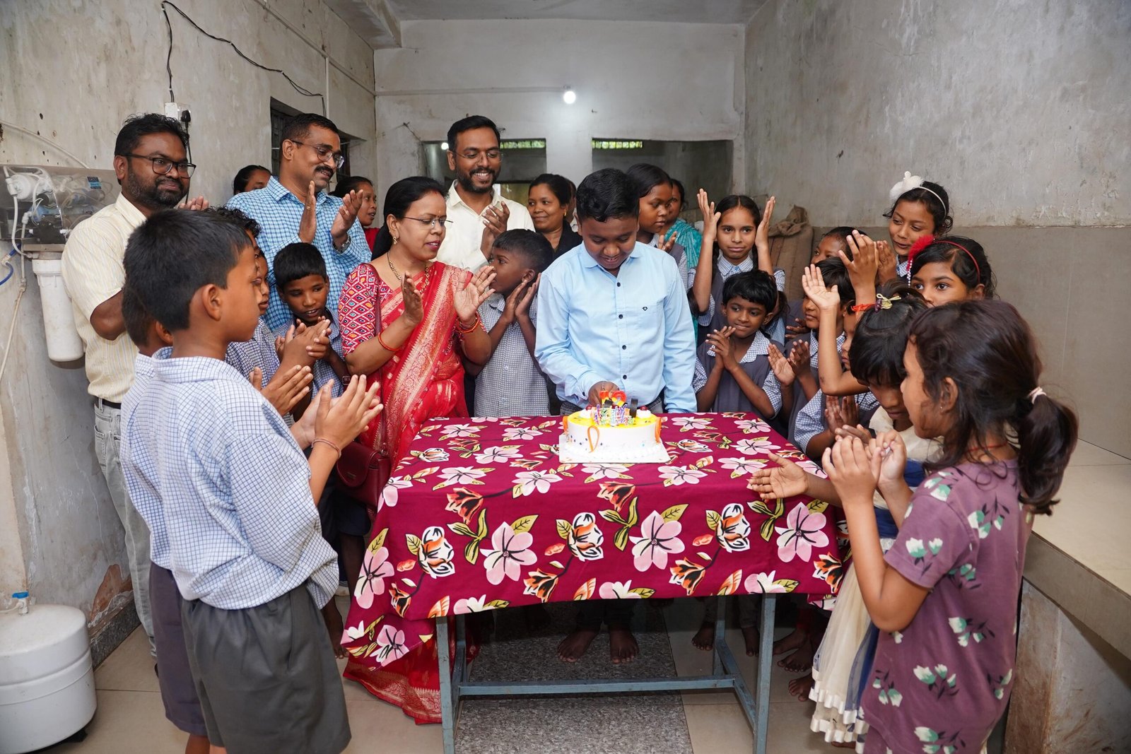 बच्चों के लिए न्योता भोजन के साथ खेल सामग्री, कापी, पेन, और उपहार सामग्री भेंट