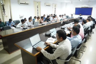 कलेक्टर रोहित व्यास ने ग्राम पंचायतों में संचालित विकास कार्यों की व्यापक समीक्षा की पात्र हितग्राहियों तक समय पर पहुंचे योजनाओं का लाभ, लापरवाही पर होगी कार्रवाई