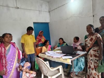 पंजीकृत श्रमिकों के लिए आधार आधारित ई-केवाईसी अनिवार्य कलेक्टर  रोहित व्यास ने शिविर आयोजित कर श्रमिकों को जानकारी देने एवं आवश्यक संशोधन कराने के दिए निर्देश