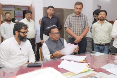 ई-ऑफिस से लेकर राजस्व प्रकरणों तक आयुक्त ने परखी प्रशासनिक व्यवस्था फाइलों के त्वरित निराकरण और डिजिटल सेवाओं में गति लाने के दिए निर्देश, धीमी प्रगति पर जताई नाराजगी