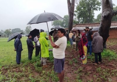 वनविभाग द्वारा वन भूमि में अवैध अतिक्रमण को हटाकर किया जा रहा पौधरोपण