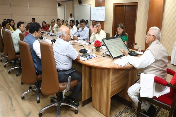 वन अधिकार अधिनियम का क्रियान्‍वयन समन्‍वय से करें: राज्यपाल पटेल