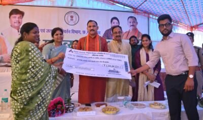 मनेंद्रगढ़ मेडिकल कॉलेज परिसर बना हरित विकास का प्रतीक  स्वास्थ्य मंत्री श्याम बिहारी जायसवाल ने किया पौधरोपण, तेंदूपत्ता बोनस चेक वितरित कर ‘तुहर पौधा तुहर द्वार’ वाहन को दिखाई हरी झंडी