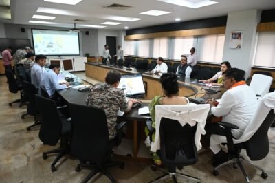 उप मुख्यमंत्री  विजय शर्मा ने नक्सल प्रभावित जिलों में विकास और पुनर्वास कार्यों में तेजी लाने के दिए निर्देश  नक्सल प्रकरण वापसी हेतु हर सप्ताह होगी बैठक, शासकीय वकीलों की बनेगी टीम