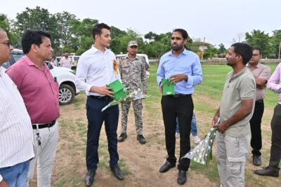 गौरैया संरक्षण की अनूठी पहल को मिला जिला प्रशासन का प्रोत्साहन  कलेक्टर ने समाजसेवी मोहन साहू के प्रयासों की सराहना की, मंदरौद को “गौरैया गांव” के रूप में विकसित करने पर हुई चर्चा