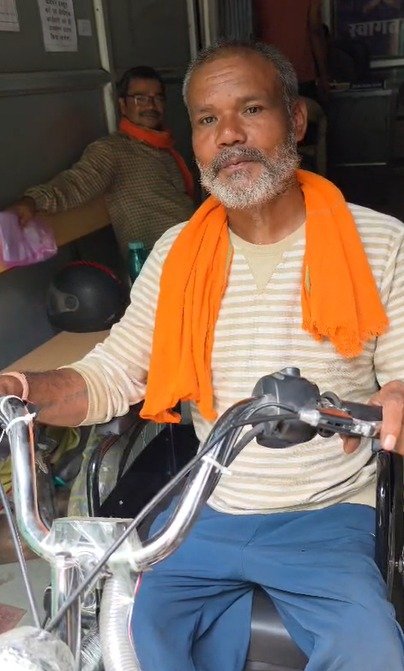 मुख्यमंत्री हेल्पलाइन 1076 बनी दिव्यांगजनों के लिए संबल दो दिव्यांग हितग्राहियों को मिली बैटरी चालित ट्राइसायकल, आवागमन हुआ आसान और आत्मनिर्भरता को मिला बल