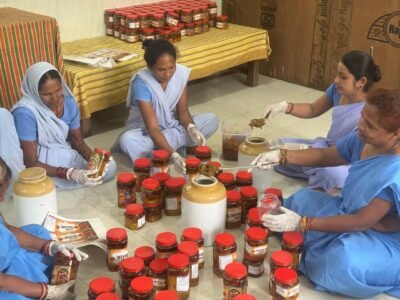 निश्चय कार्यक्रम से आत्मनिर्भर बन रहीं महिला बंदी  रायपुर सेंट्रल जेल में तैयार हो रहा स्वादिष्ट अचार