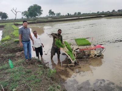 किसान अब उन्नत तकनीक की ओर अग्रसर,पैडी ट्रांसप्लांटर विधि से धान रोपाई