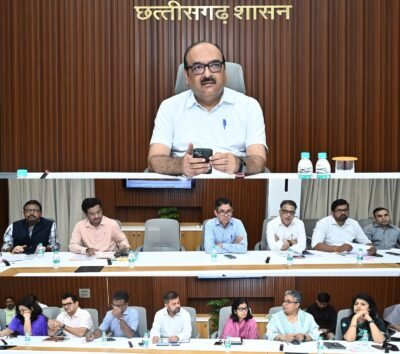 मुख्य सचिव विकासशील ने सचिवों की ली उच्च स्तरीय बैठक योजनाओं के क्रियान्वयन की समीक्षा की
