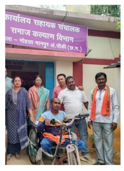 बैटरी चालित ट्राइसाइकिल से बदली जिंदगी: मोहला के हितग्राही  नर्मेश बने आत्मनिर्भरता की मिसाल  76 प्रतिशत दिव्यांगता के बावजूद नहीं मानी हार, अब स्वयं चला रहे दुकान और दे रहे प्रेरणा