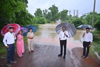 रपटा-नालों में बढ़े जलस्तर के बीच कलेक्टर एवं एसपी ने किया मैदानी निरीक्षण