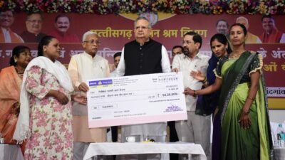 मेहनतकश श्रमिकों के जीवन में शासन की योजनाएं ला रही महत्वपूर्ण परिवर्तन : विधानसभा अध्यक्ष डॉ. रमन सिंह