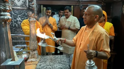 सावन के पहले दिन काशी पहुंचे CM योगी, बाबा विश्वनाथ का जलाभिषेक कर काल भैरव की आरती में भी हुए शामिल