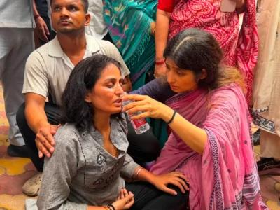 पुलिस ने डिंपल यादव को लिया हिरासत में, पेपर लीक मामले में संसद से जंतर-मंतर तक मार्च, अखिलेश यादव ने सरकार को घेरा