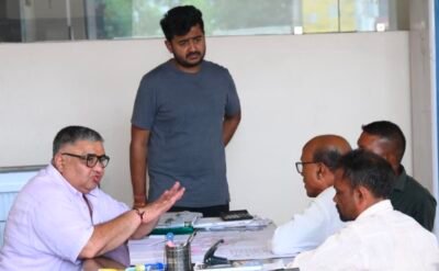 जनदर्शन में मंत्री  राजेश अग्रवाल ने सुनीं ग्रामीणों की समस्याएं, त्वरित समाधान के दिए निर्देश ग्राम पंचायत परसोंडी, लखनपुर में ग्रामीणों से आत्मीय संवाद, जनसेवा और विकास के संकल्प को दोहराया