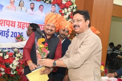 कलेक्ट्रेट सभाकक्ष अम्बिकापुर में नामनिर्दिष्ट पार्षदों का शपथ ग्रहण समारोह संपन्न कलेक्टर  अजीत वसंत ने दिलाई पद एवं गोपनीयता की शपथ, गृह निर्माण मंडल अध्यक्ष श्री अनुराग सिंहदेव ने दी शुभकामनाएं