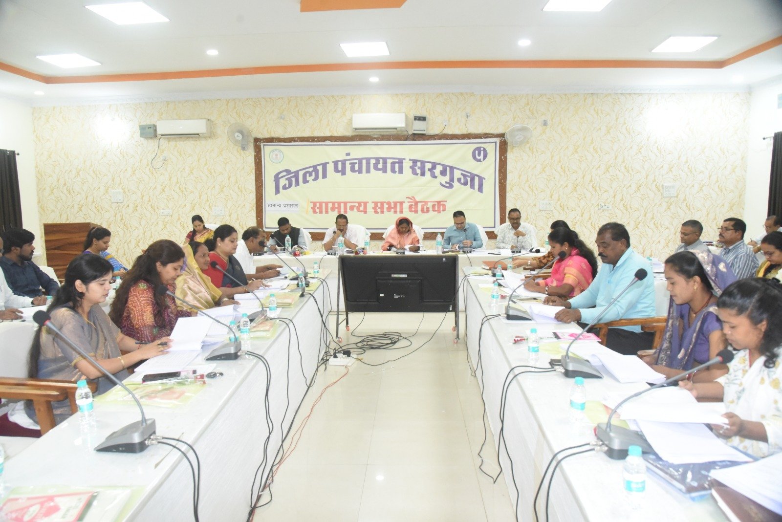 जिला पंचायत की सामान्य सभा में विभिन्न मुद्दों पर चर्चा विभागीय कार्यों की हुई समीक्षा, जनप्रतिनिधियों ने अपने-अपने क्षेत्र की रखीं समस्याएं, अधिकारियों को समय-सीमा में कार्यवाही करने दिए गए निर्देश