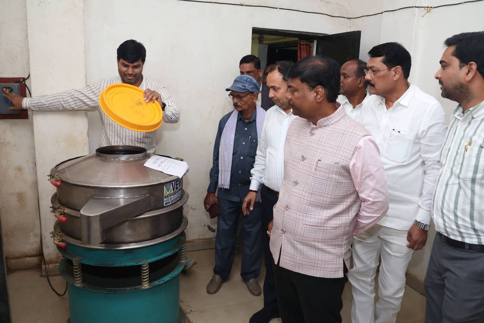 वनमंत्री केदार कश्यप ने कोरबा प्रवास के दौरान वनौषधि प्रसंस्करण केंद्र और हाथी नियंत्रण केंद्र का किया अवलोकन