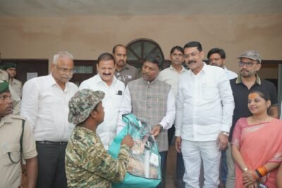 मानव-हाथी द्वंद्व कम करने में हाथी मित्र दल की भूमिका महत्वपूर्ण: वन मंत्री श्री केदार कश्यप वन मंत्री ने श्री केदार कश्यप ने कॉफी प्वाइंट में हाथी मित्र दल के सदस्यों को वितरित किए सुरक्षा उपकरण