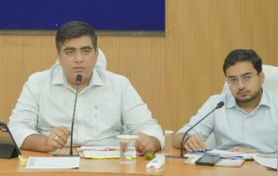 समय पर खुले स्वास्थ्य केंद्र और चिकित्सक सहित स्टाफ की हो उपस्थिति सुनिश्चित:कलेक्टर