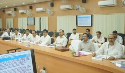 स्वास्थ्य सुविधाओं के विस्तार और चिकित्सा शिक्षा की गुणवत्ता पर स्वास्थ्य मंत्री ने दिए निर्देश स्वास्थ्य एवं परिवार कल्याण मंत्री श्यामबिहारी जायसवाल की अध्यक्षता में कलेक्ट्रेट सभाकक्ष में हुई समीक्षा बैठक