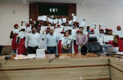 खाद्य एवं औषधि प्रशासन द्वारा सरगुजा संभाग के चार जिलों में पहली बार 930 स्ट्रीट फूड विक्रेताओं का प्रशिक्षण सुरक्षित, स्वच्छ एवं गुणवत्तापूर्ण भोजन उपलब्ध कराने पर दिया गया जोरय प्रशिक्षण के बाद प्रमाण-पत्र एवं हाइजीन किट का वितरण
